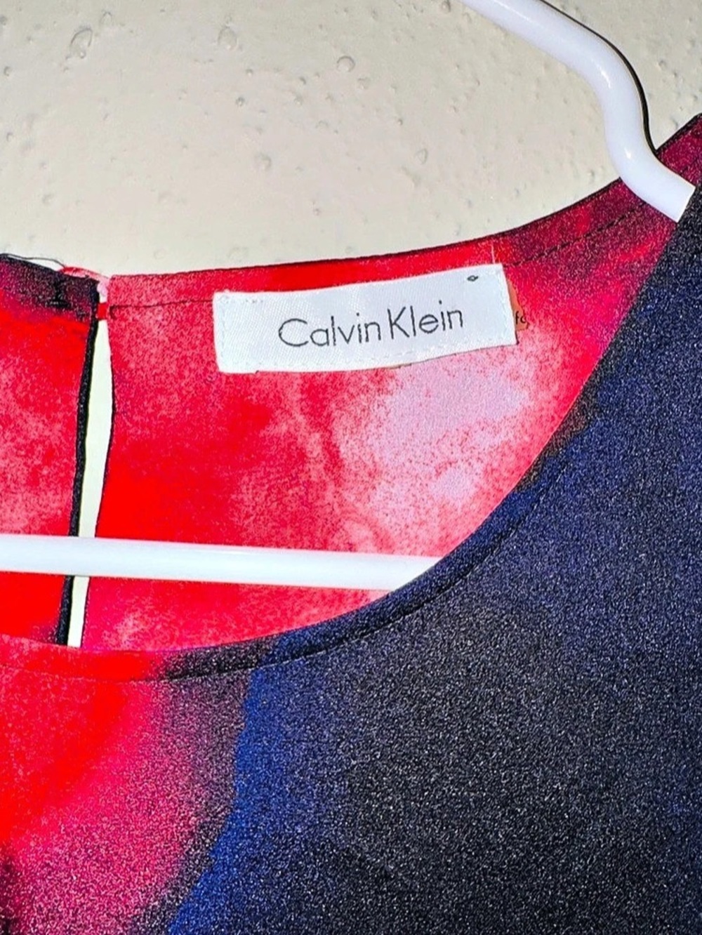 Calvin Klein Abstract Sleeveless Round Neck Asymmetric Hem Blouse - Picture 4 of 8